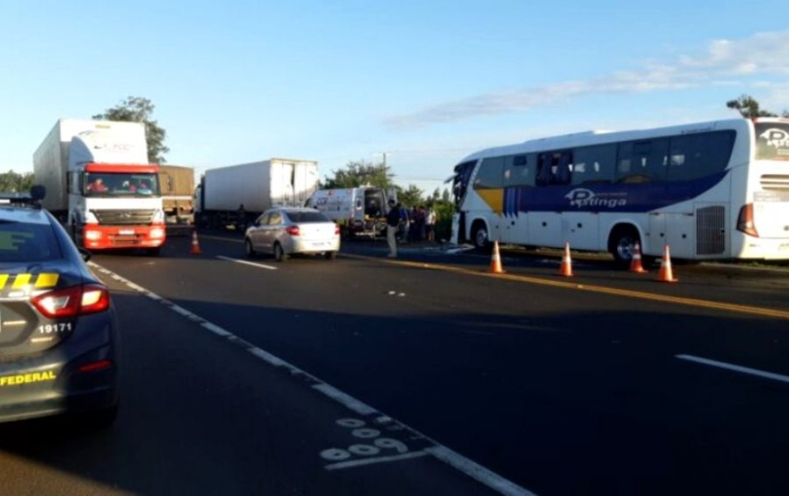 Colisão entre ônibus e caminhão deixa feridos na BR-386 em Nova Santa Rita