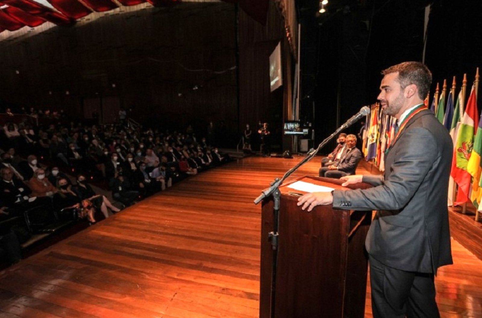 Governador Eduardo Leite recebeu a Medalha do Mérito Farroupilha