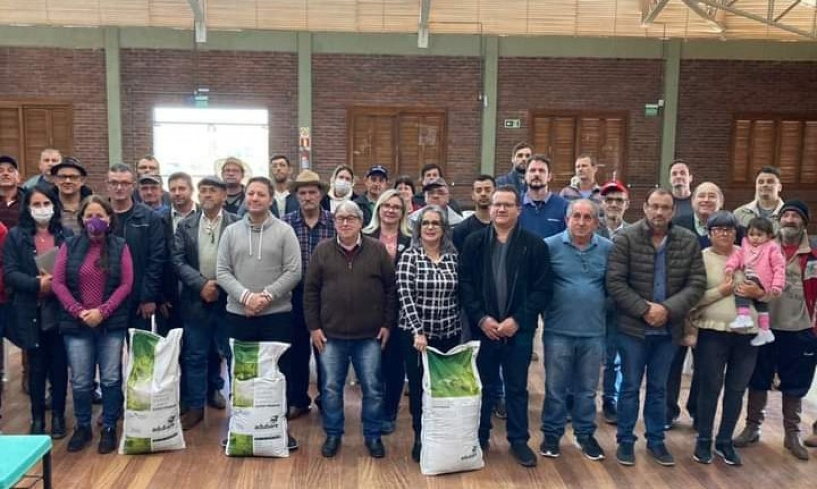 Agricultores de Nova Santa Rita recebem insumos