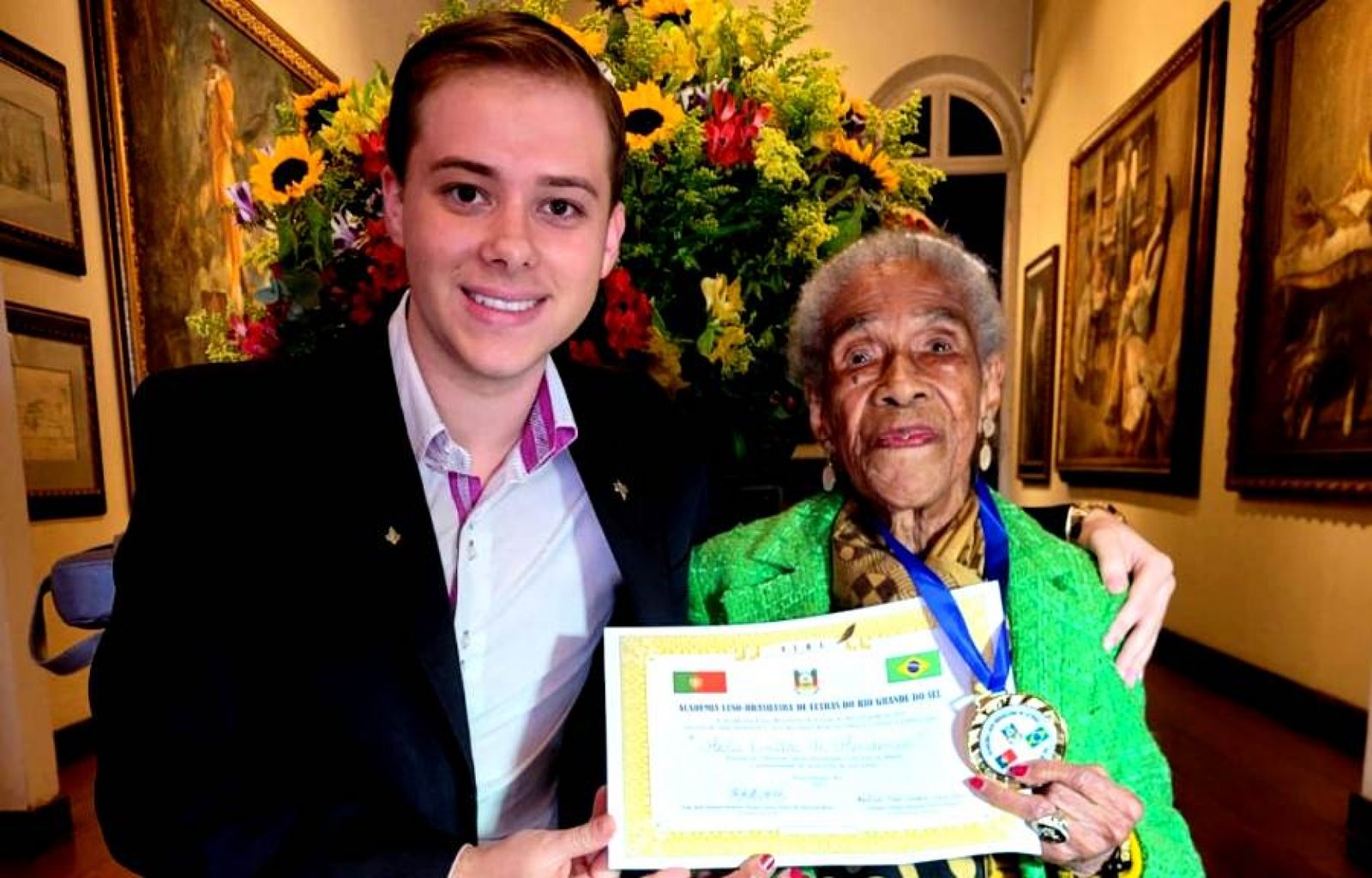 Escritora de 106 anos empossada na Academia Luso-Brasileira do RS