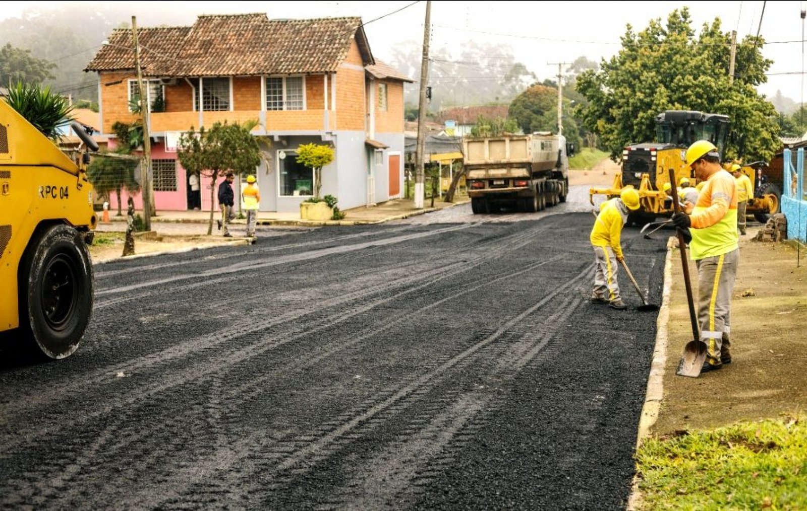 Asfalto na Rua Henrique Müller já é uma realidade