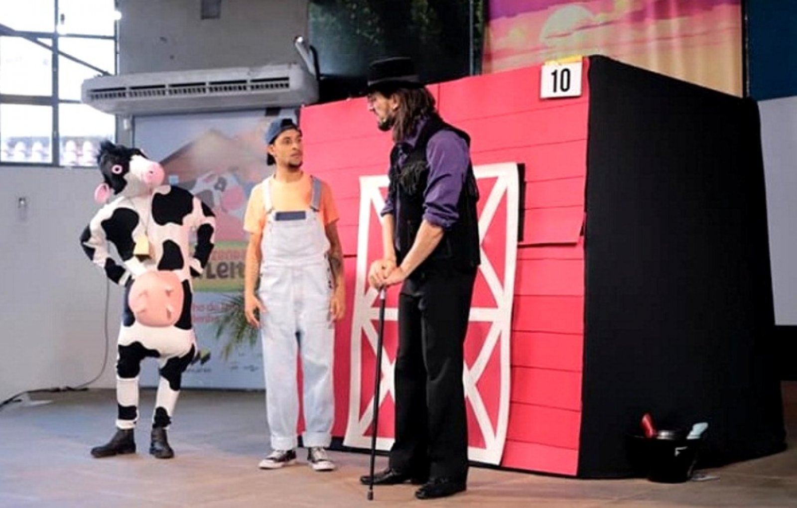 Peça teatral para estudantes aborda a cadeia do leite