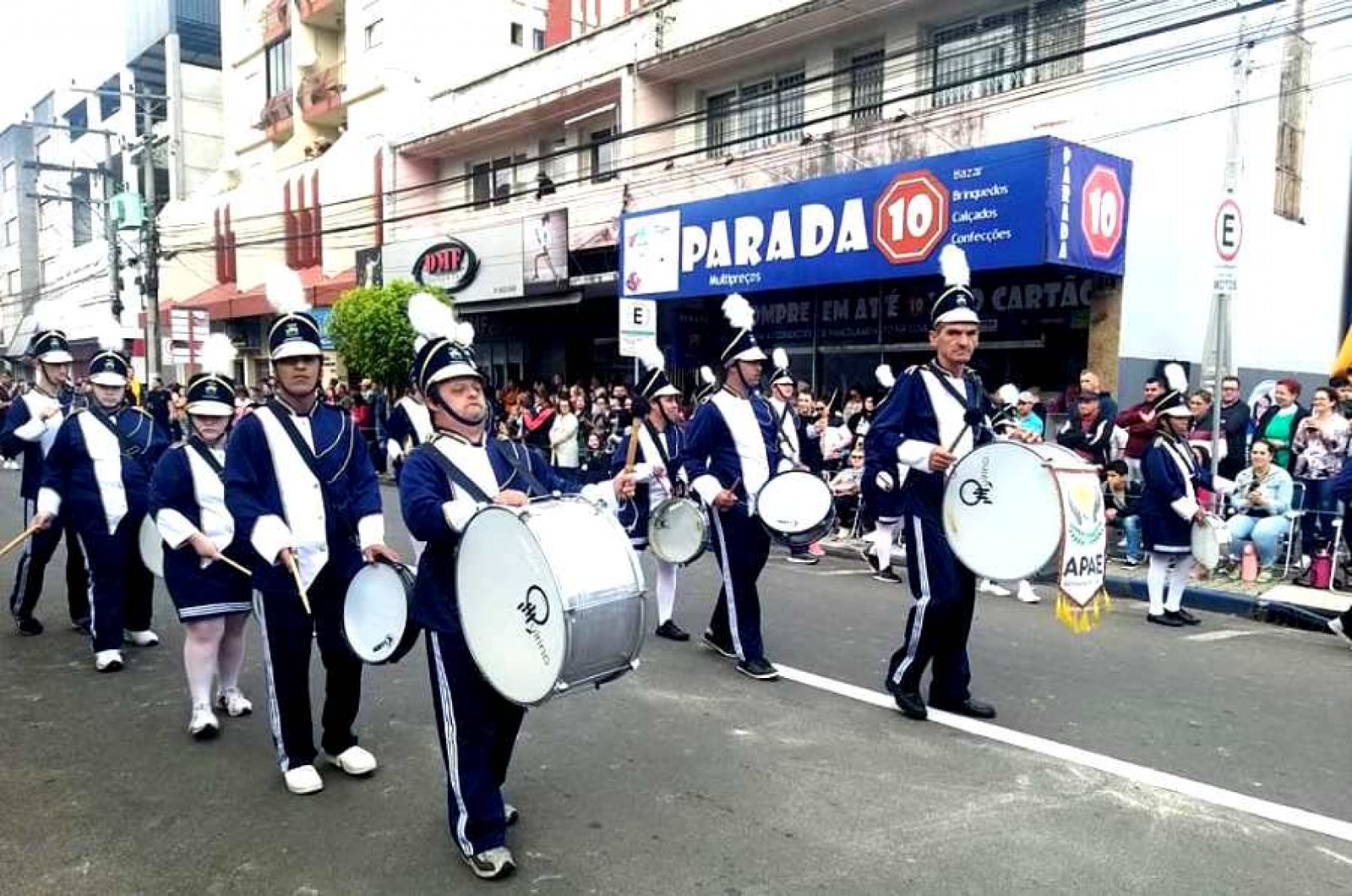 Multidão acompanhou o Desfile da Independência em Montenegro