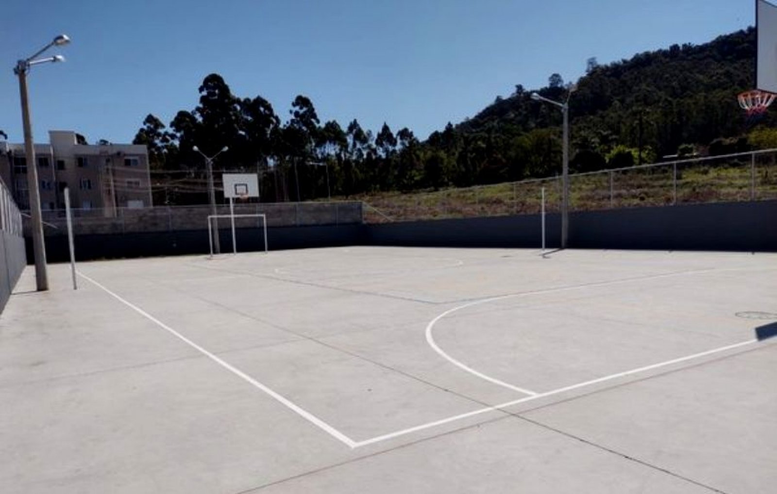 Vila Esperança ganha quadra poliesportiva