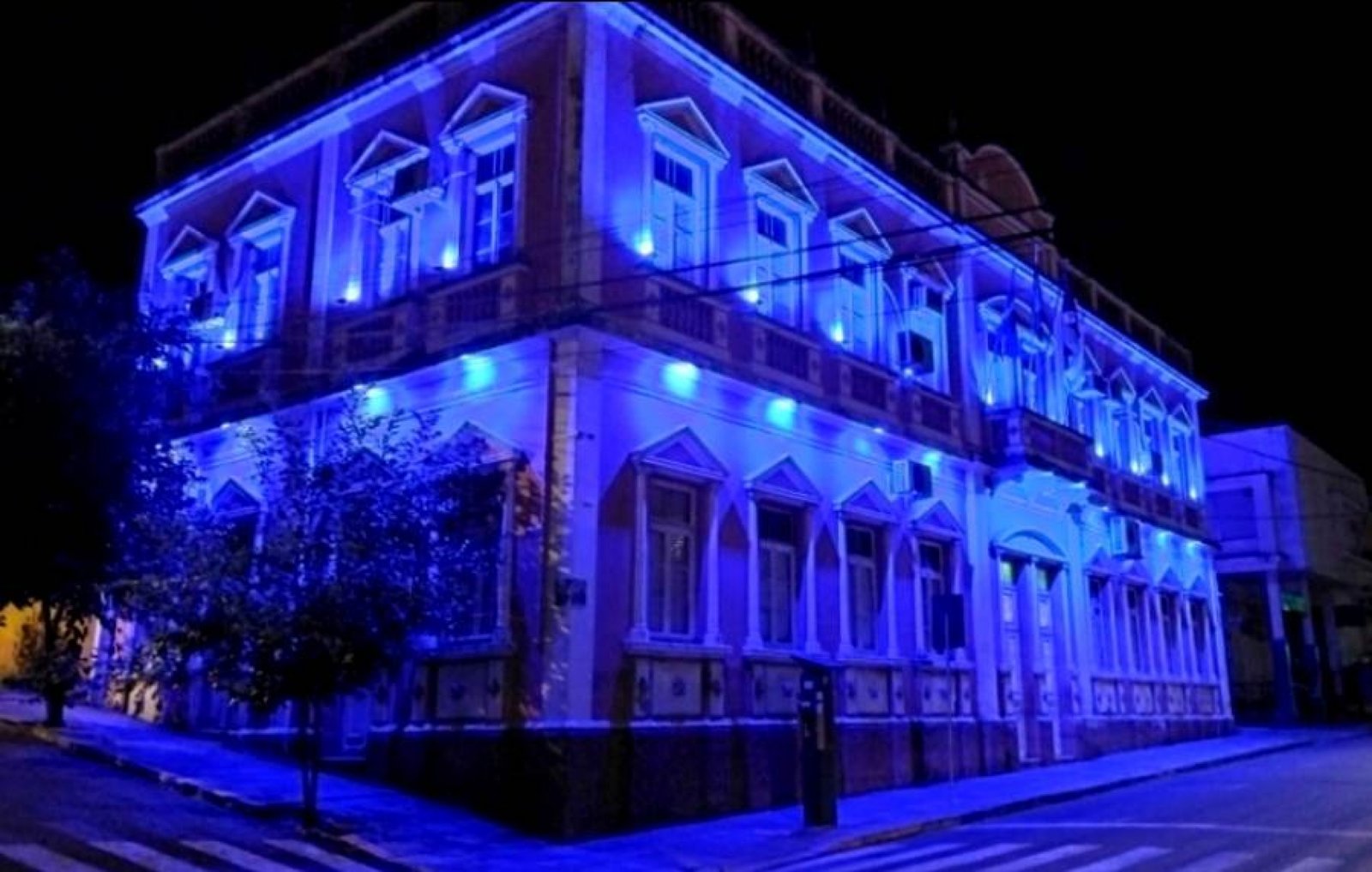 Prevenção ao câncer de próstata deixa Prefeitura azul à noite