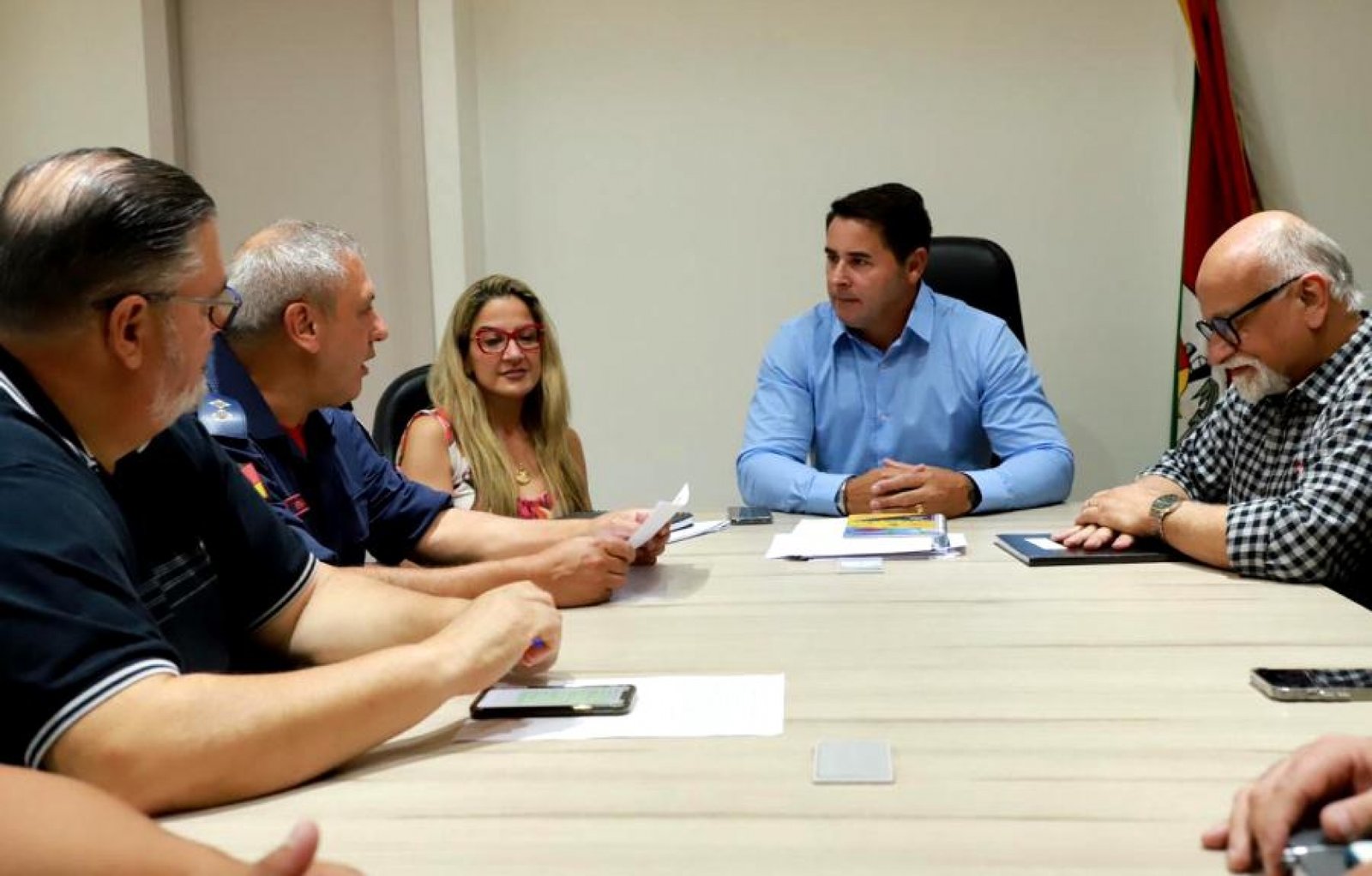 Comandante dos Bombeiros entrega relatório sobre queimadas no município