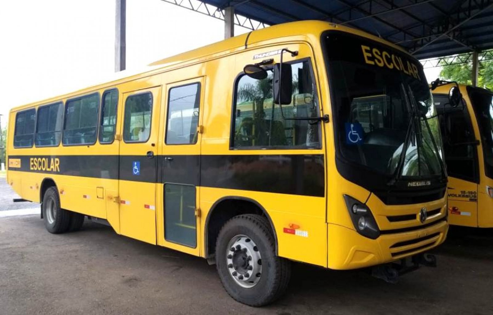 Prefeitura adquire novo ônibus para atendimento a alunos da zona rural