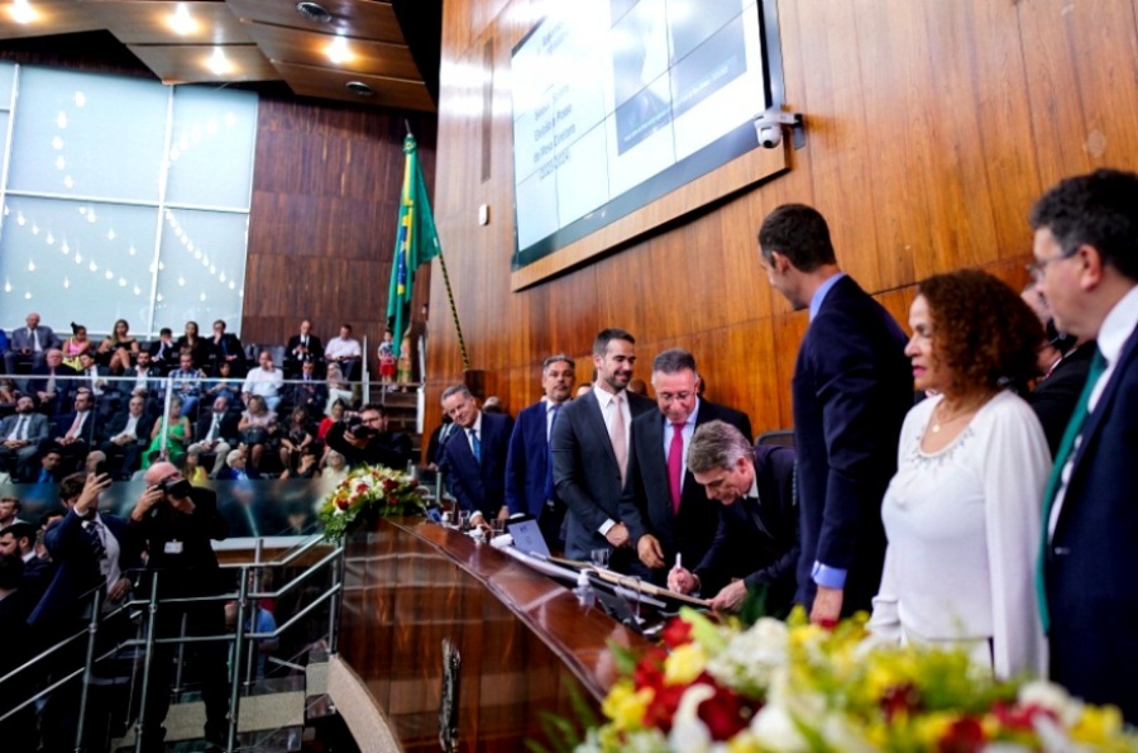 DEPUTADOS ESTADUAIS ELEITOS TOMARAM POSSE NA ASSEMBLEIA