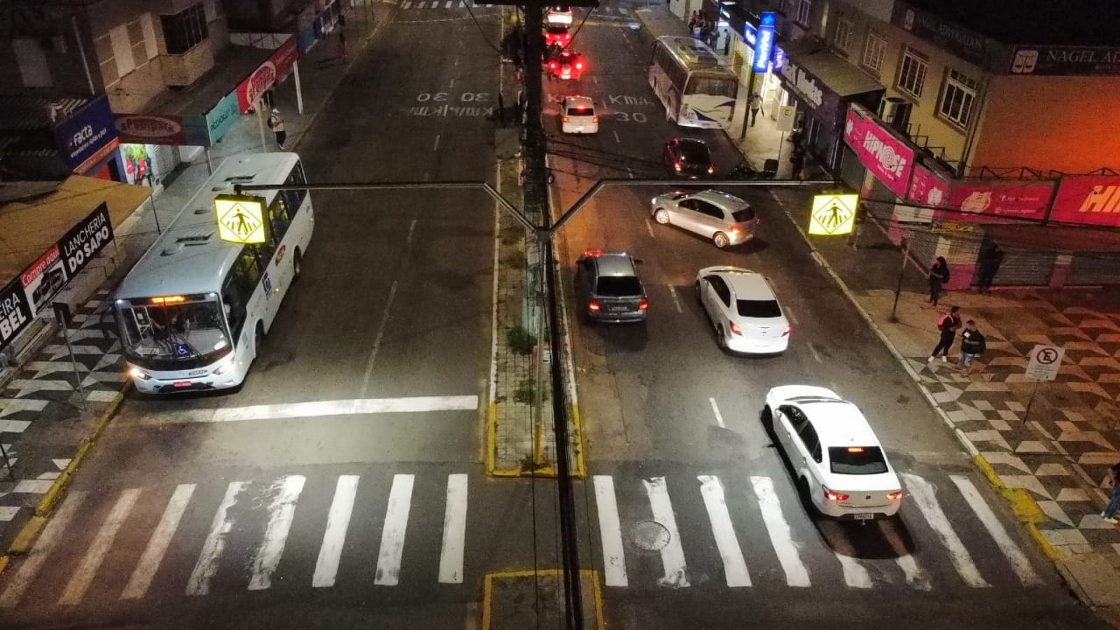 Faixas de pedestres iluminadas na cidade