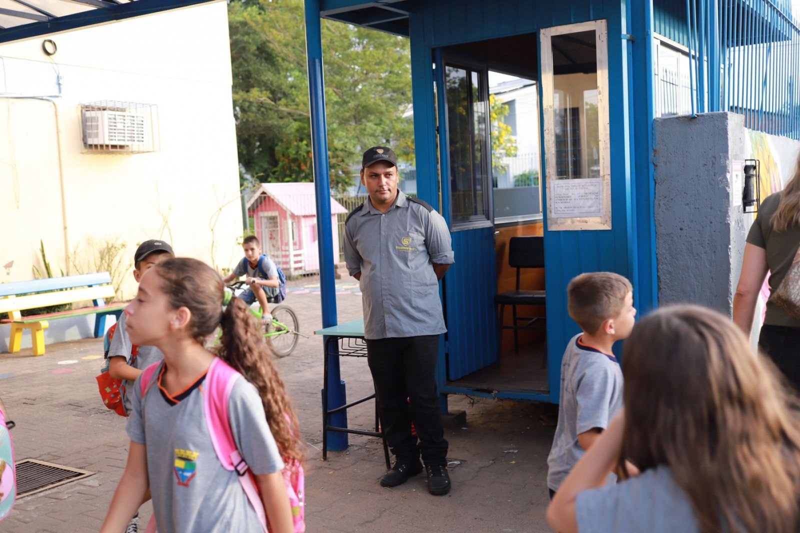 Novos porteiros reforçam a segurança das escolas municipais