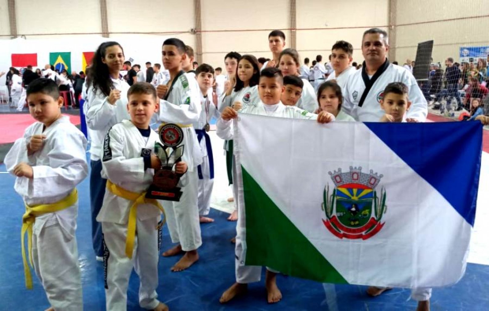 Equipe de Nova Santa Rita no pódio da XXII Rolante Taekwondo Open