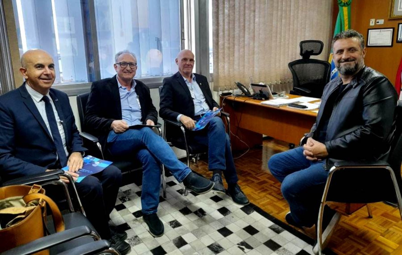 Deputado Issur pede apoio do varejo para projeto de inclusão de cegos