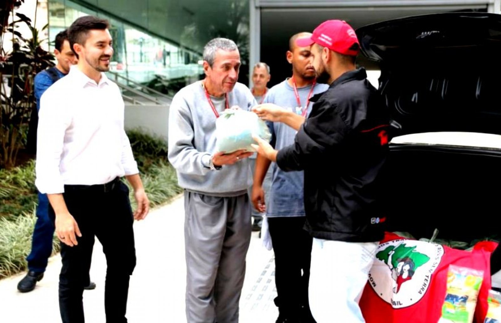 MST doa cestas de alimentos para  terceirizados da Assembleia Legislativa