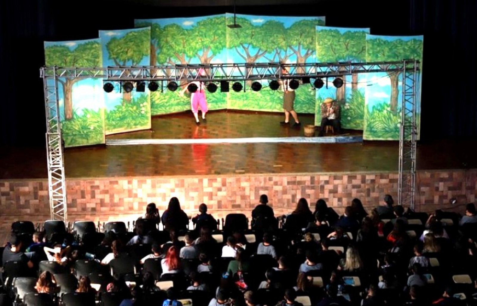 Teatro educativo trabalha a conscientização e os cuidados com o meio ambiente