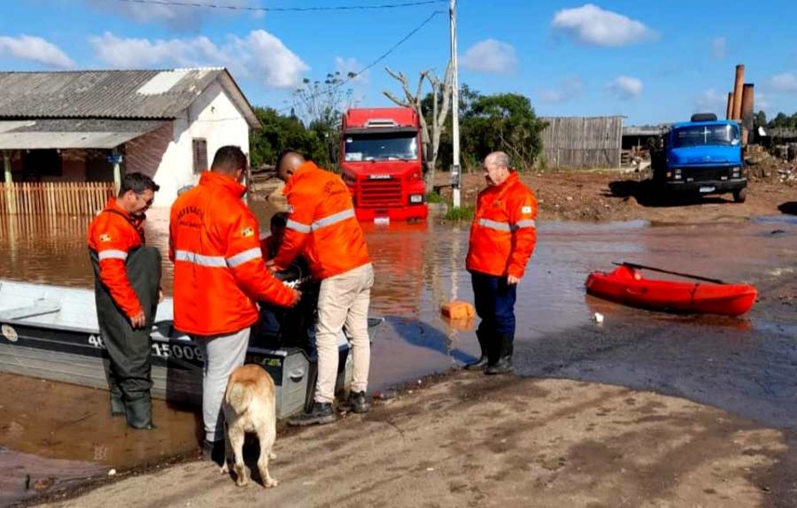 Defesa Civil municipal resgata famílias atingidas pela cheia do rio Caí