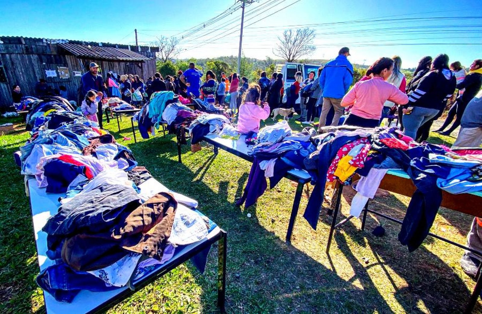 Prefeitura distribui roupas, agasalhos, cestas básicas e colchões em Sapucaia