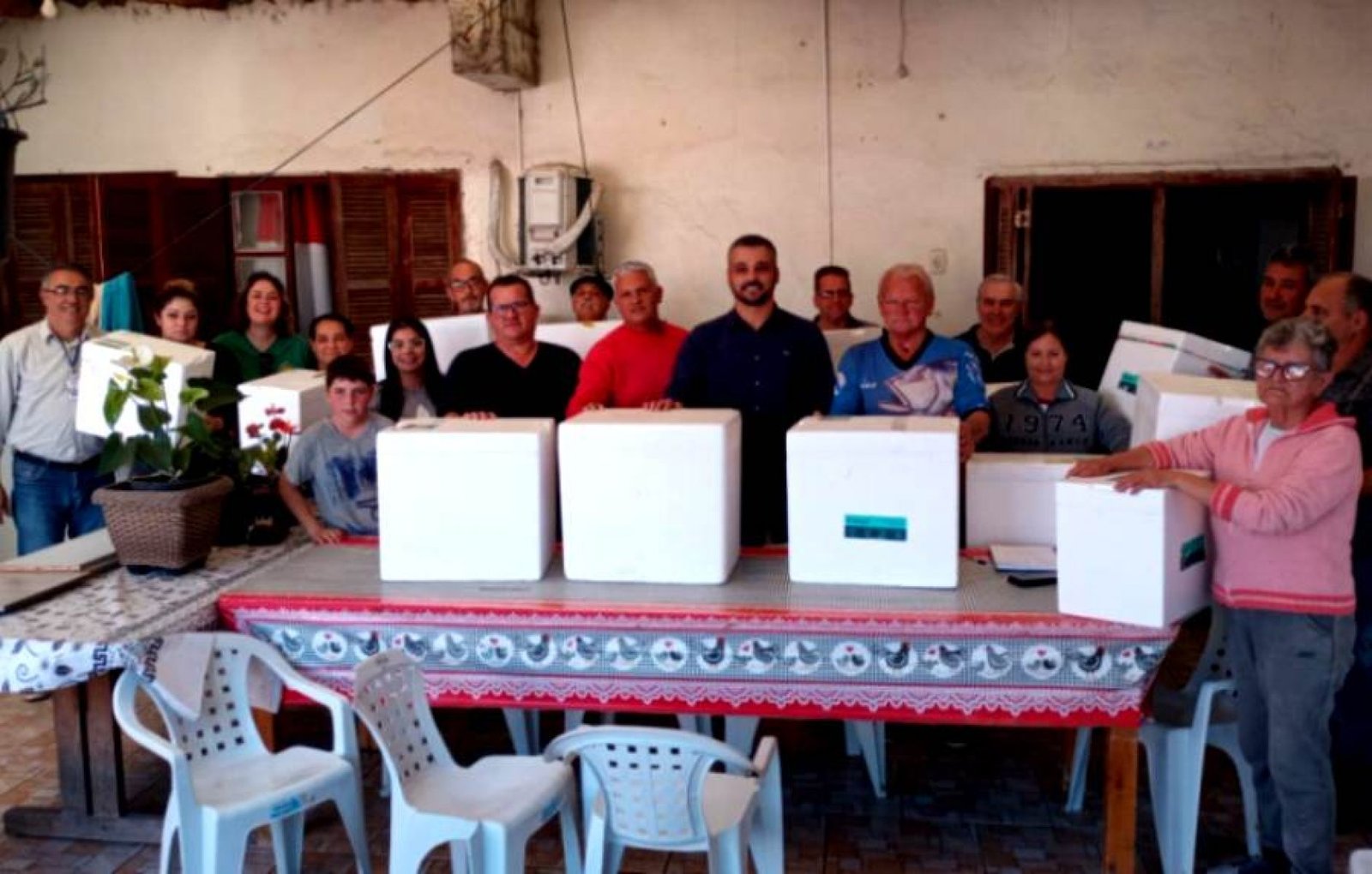 Prefeitura entregou caixas de isopor para pescadores do município