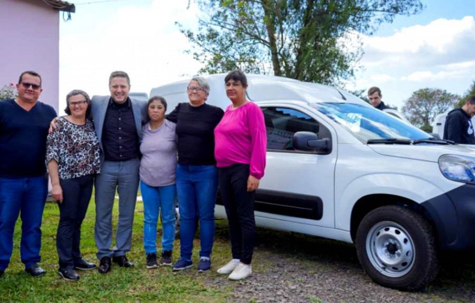 Prefeitura entrega carro para apoiar pequena empresa coletiva
