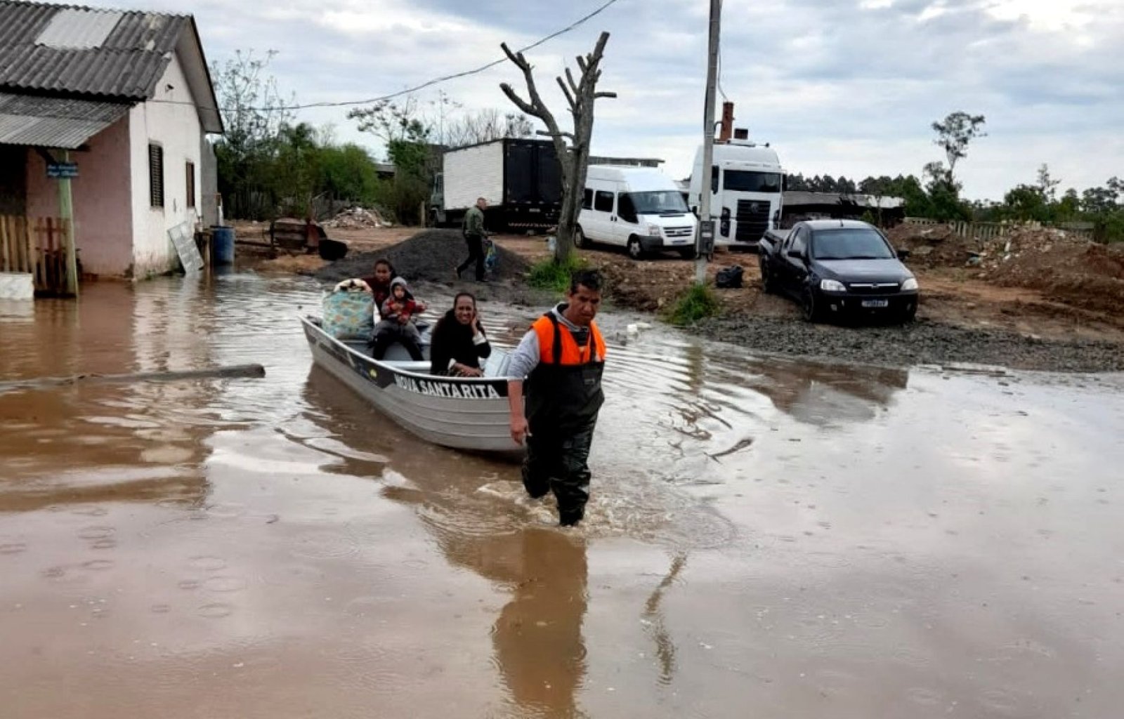 Dezenas de famílias foram removidas de suas casas devido a cheia do Rio Caí