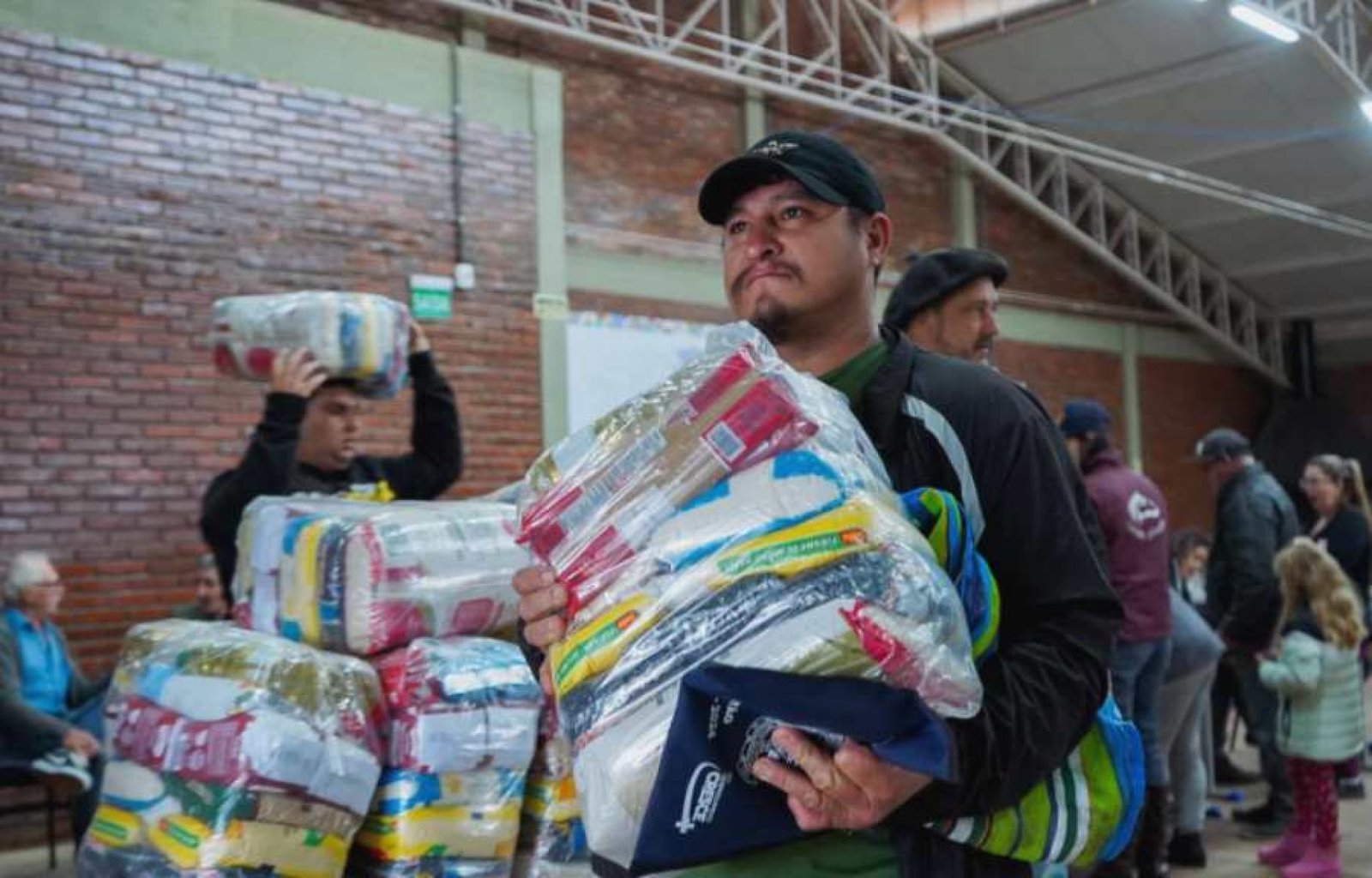 Famílias atingidas pela estiagem receberam cestas básicas