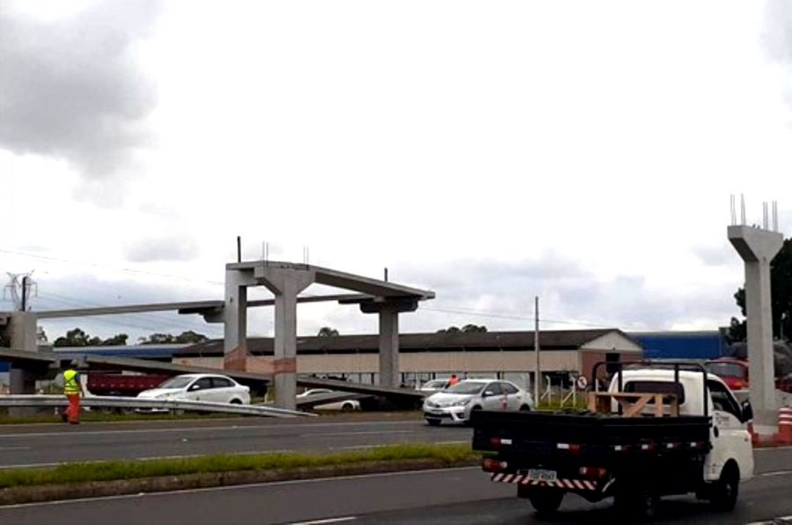 Operação da CCR ViaSul coloca vigas de nova passarela na BR-386