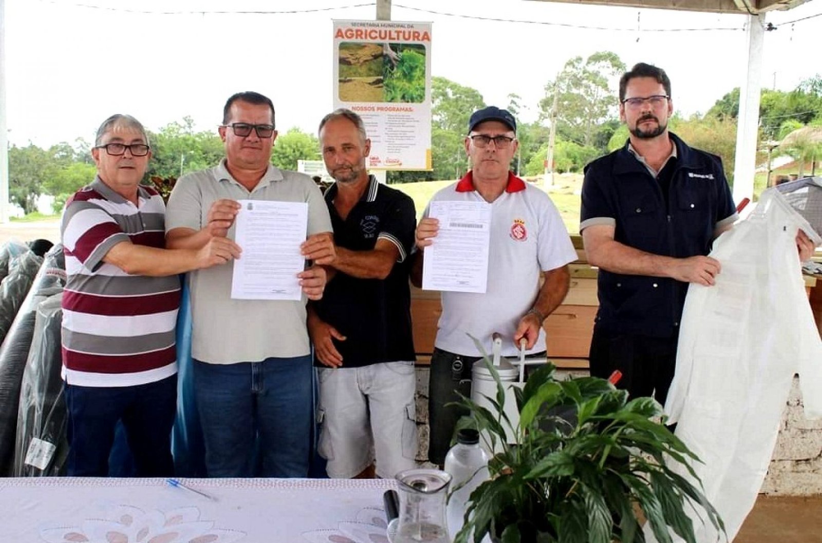 Prefeitura entregou kits de Apicultura e Plasticultura em Nova Santa Rita