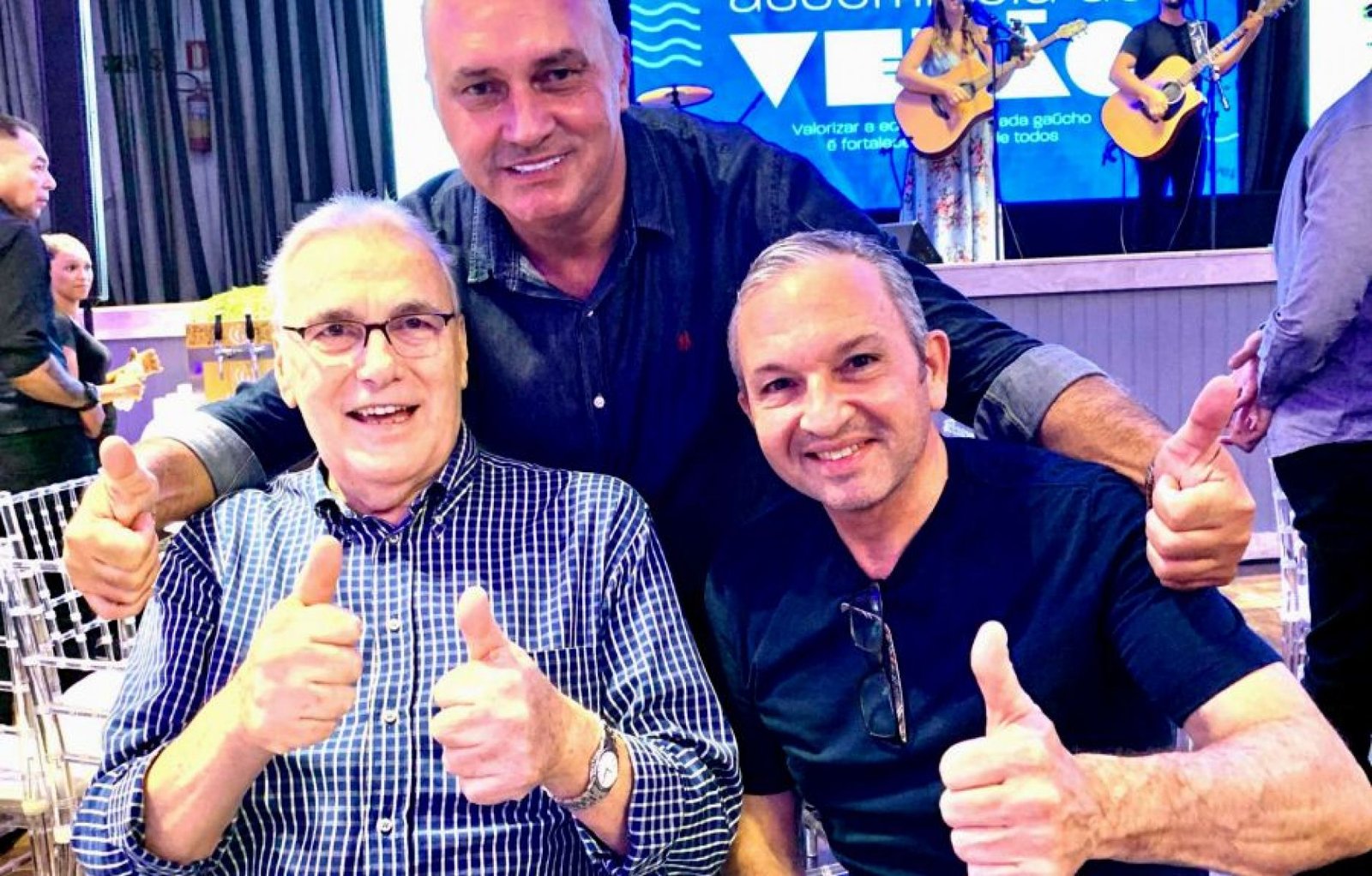 Encontro de prefeitos e lideranças na Assembleia de Verão da FAMURS