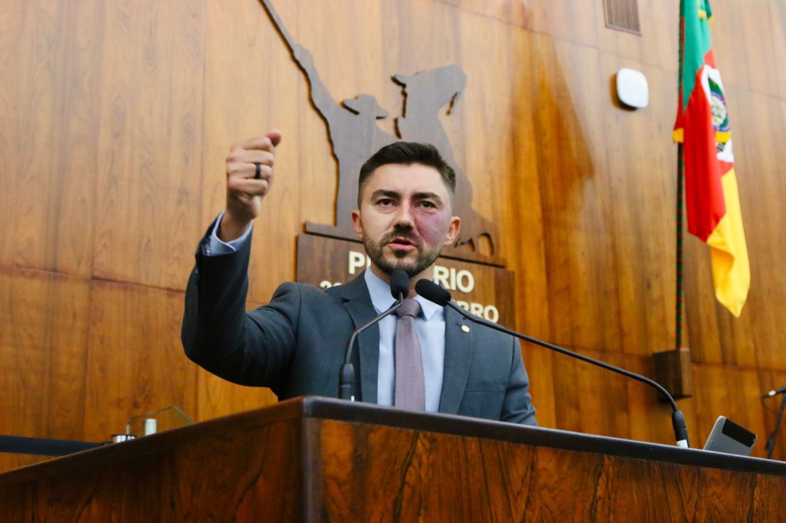 Deputado Adão Pretto denuncia insistência do governador no aumento de impostos