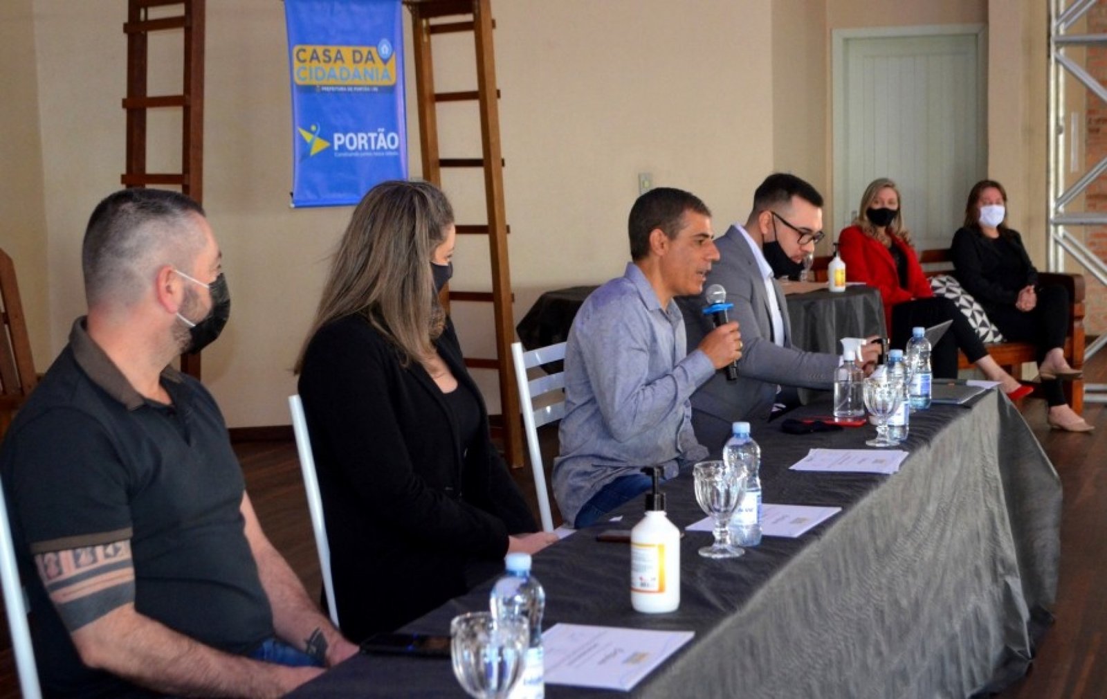 Formatura da primeira turma do curso de costura industrial de calçados