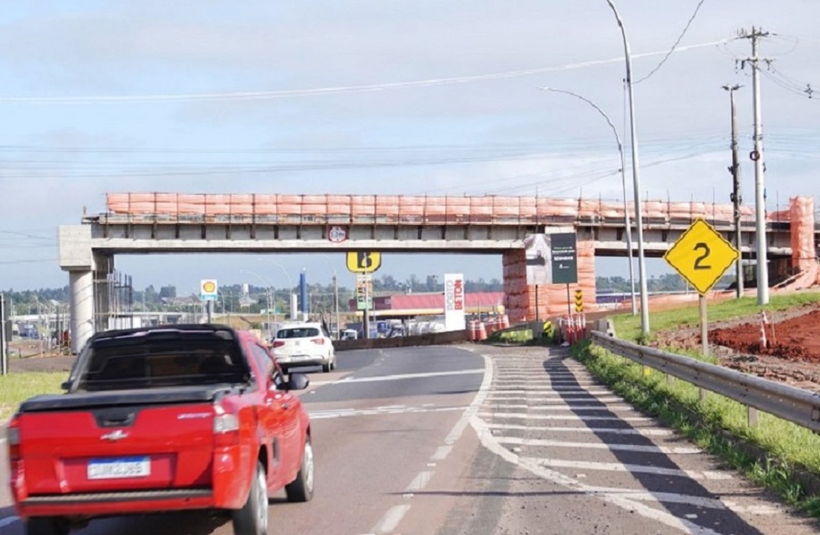 Imagem ilustrativa: Bloqueio na BR-386 ocorreu para içamento de vigas do novo viaduto em NSR
