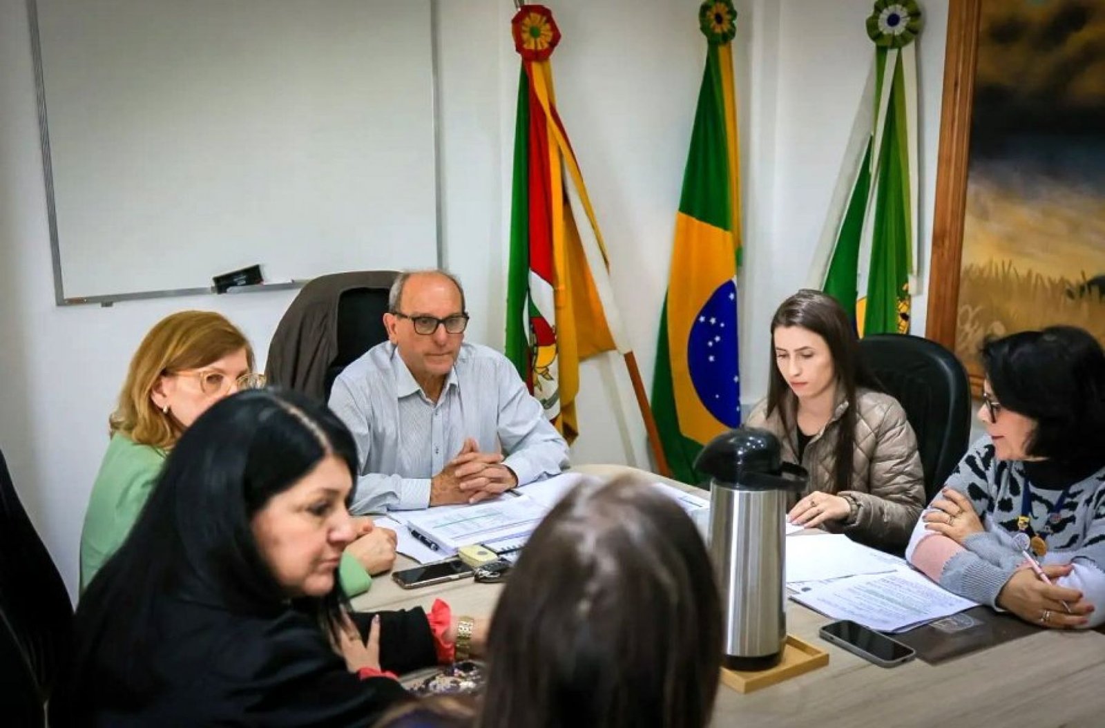 Imagem ilustrativa: Prefeito Nestor Bernardes avalia implementação de Lei sobre Carreira do Magistério
