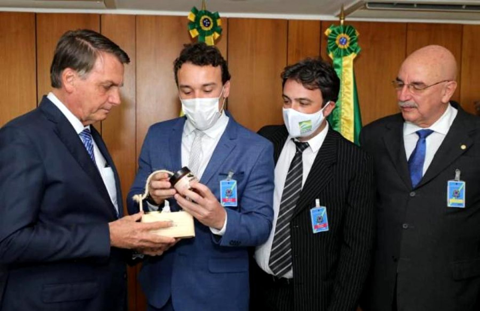 Prefeito e vice de Montenegro entregaram projeto a Bolsonaro