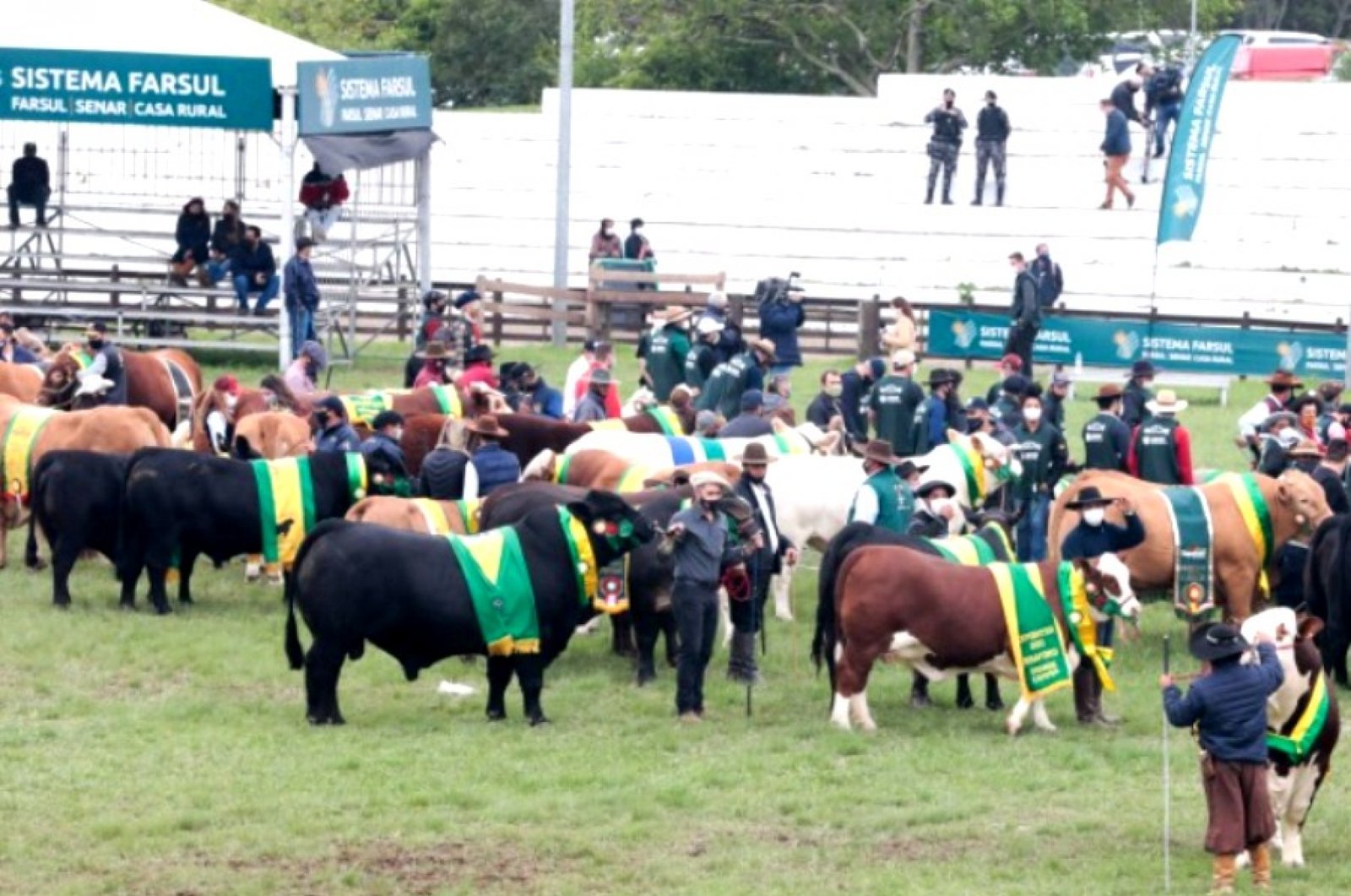 Na abertura oficial com o Desfile dos Campeões, Expointer é reconhecida como a feira da retomada