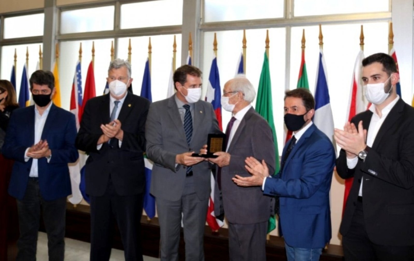 Deputado Ernani presta reconhecimento com medalha da 55ª legislatura ao Pastor Lima