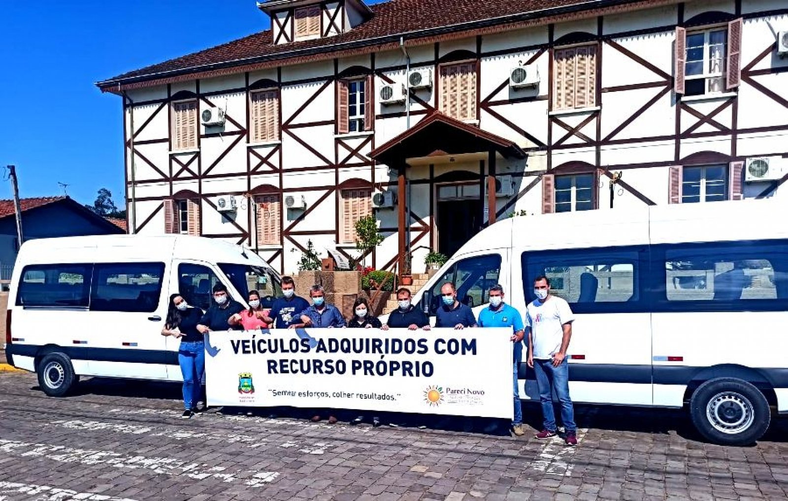 Município adquire novas vans para transporte de pacientes