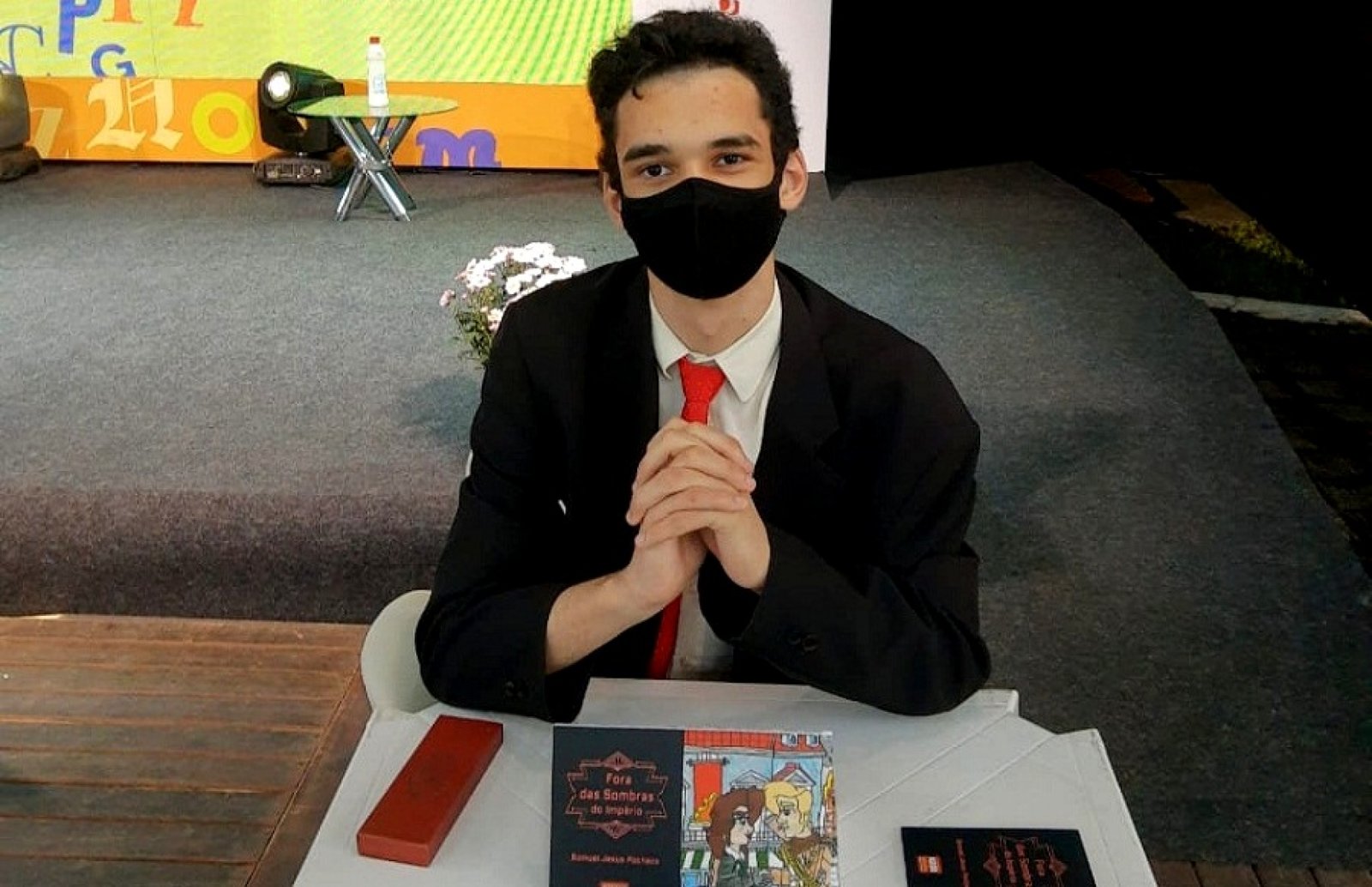 Estudante autista da região metropolitana de Porto Alegre lança seu primeiro livro