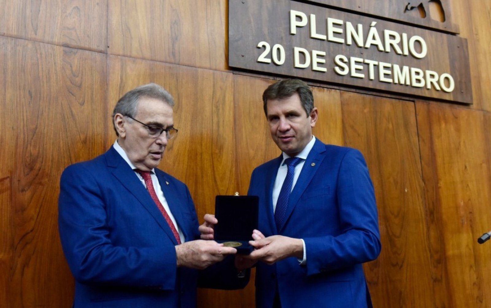 Celso Bernardi recebe título de Deputado Emérito 
