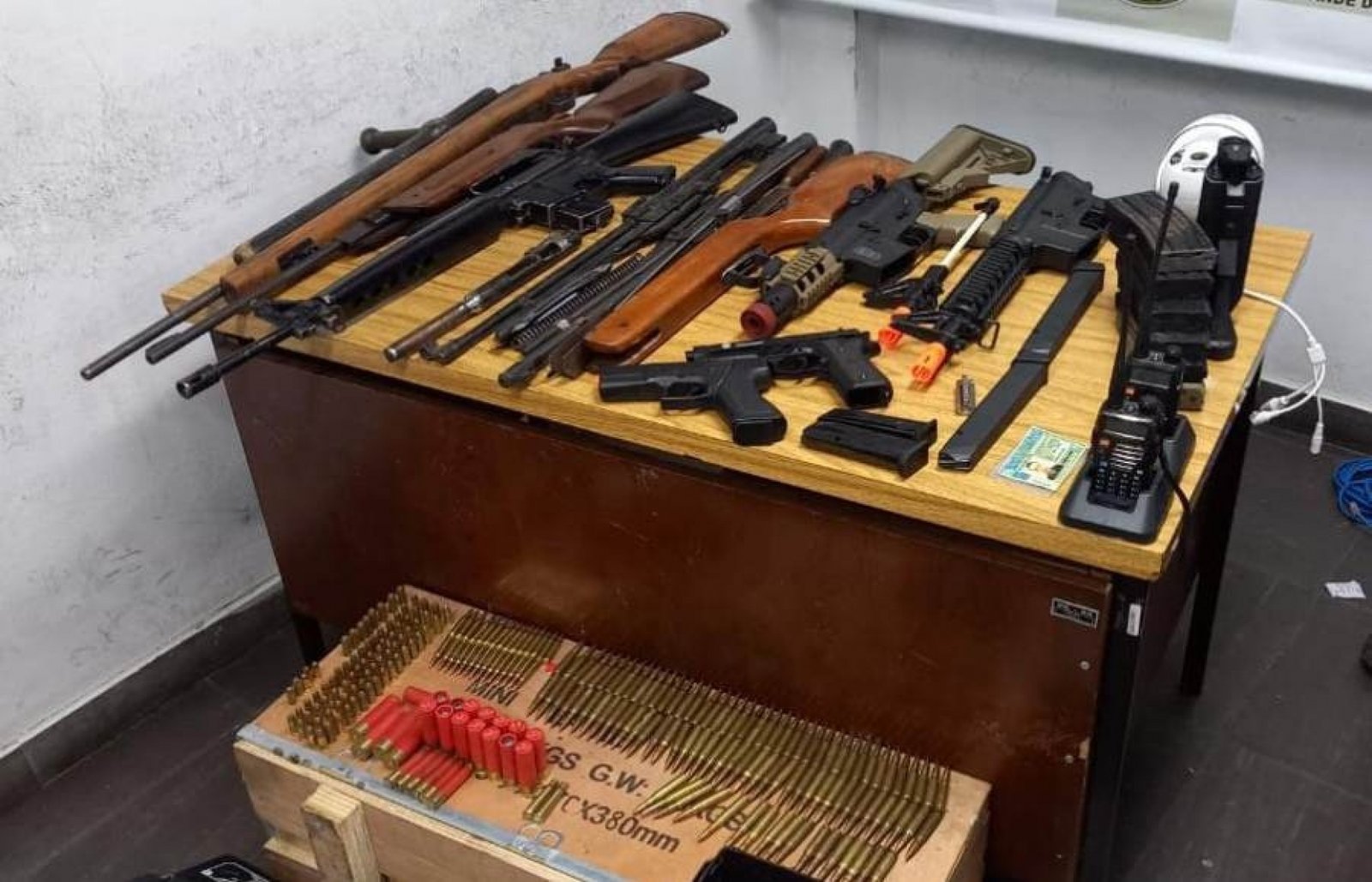 Casal é preso no centro de Nova Santa Rita com fuzil e outras armas